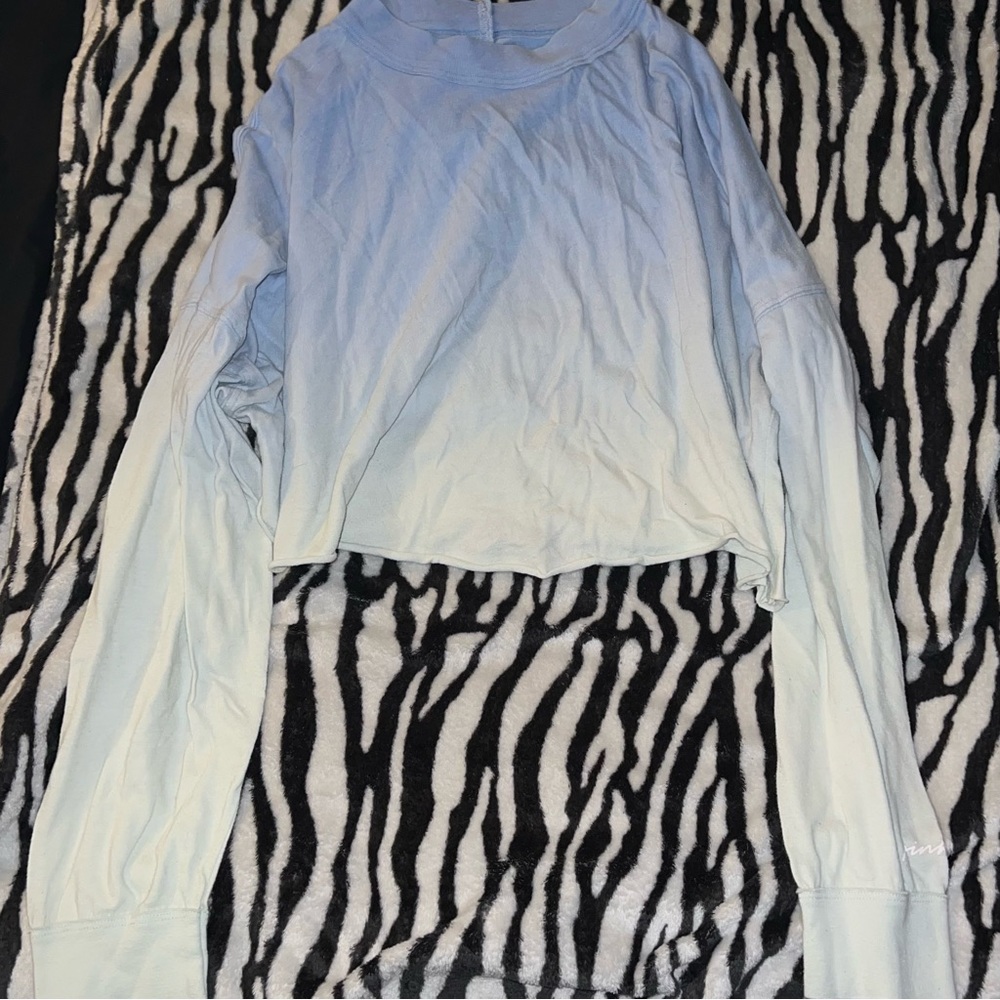 🩵GUC🩵 victoria’s secret pink long-sleeved crop top